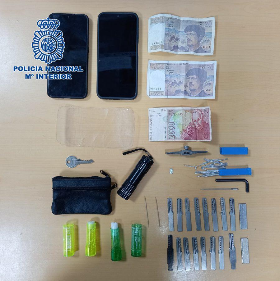 La Policía Nacional detiene a dos varones in fraganti tras marcar puertas de domicilios para entrar a robar