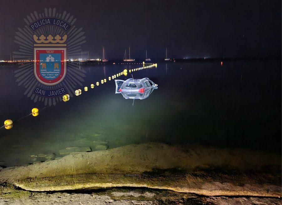 Sigue las indicaciones del GPS y acaba sumergido en el Mar Menor coche-sumergido-mar-menor-policia-san-javier-h