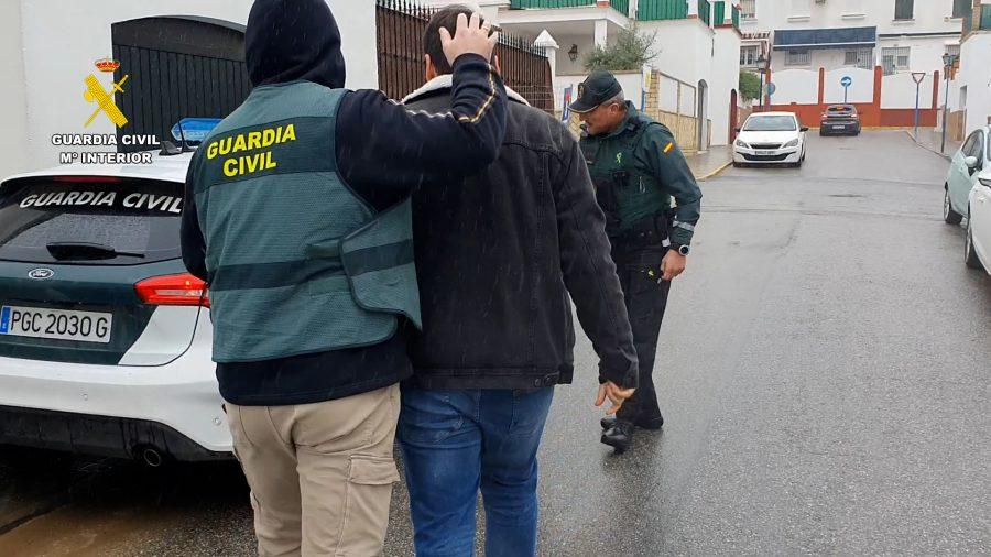 Detenidos dos jóvenes por grabar y difundir imágenes íntimas de sus amigas con una cámara espía en Sevilla