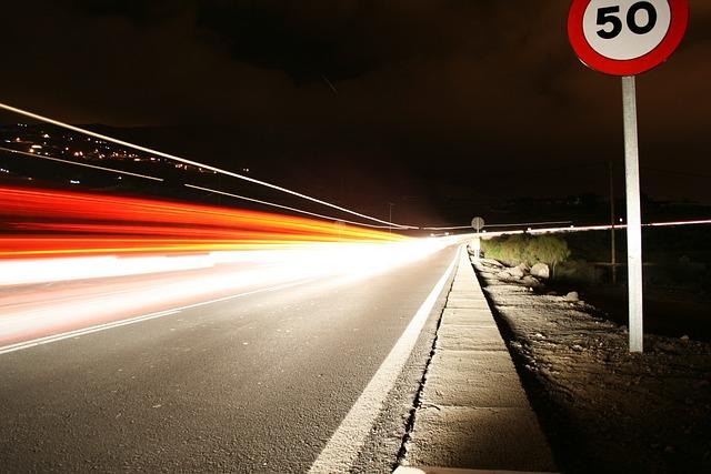 frenazo-carretera-coche-velocidad