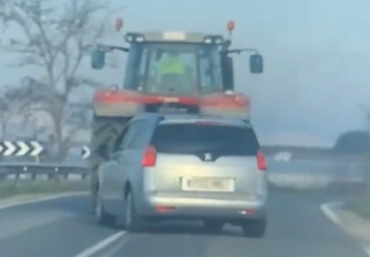 Un tractorista pone en riesgo la seguridad vial evitando el paso a un turismo