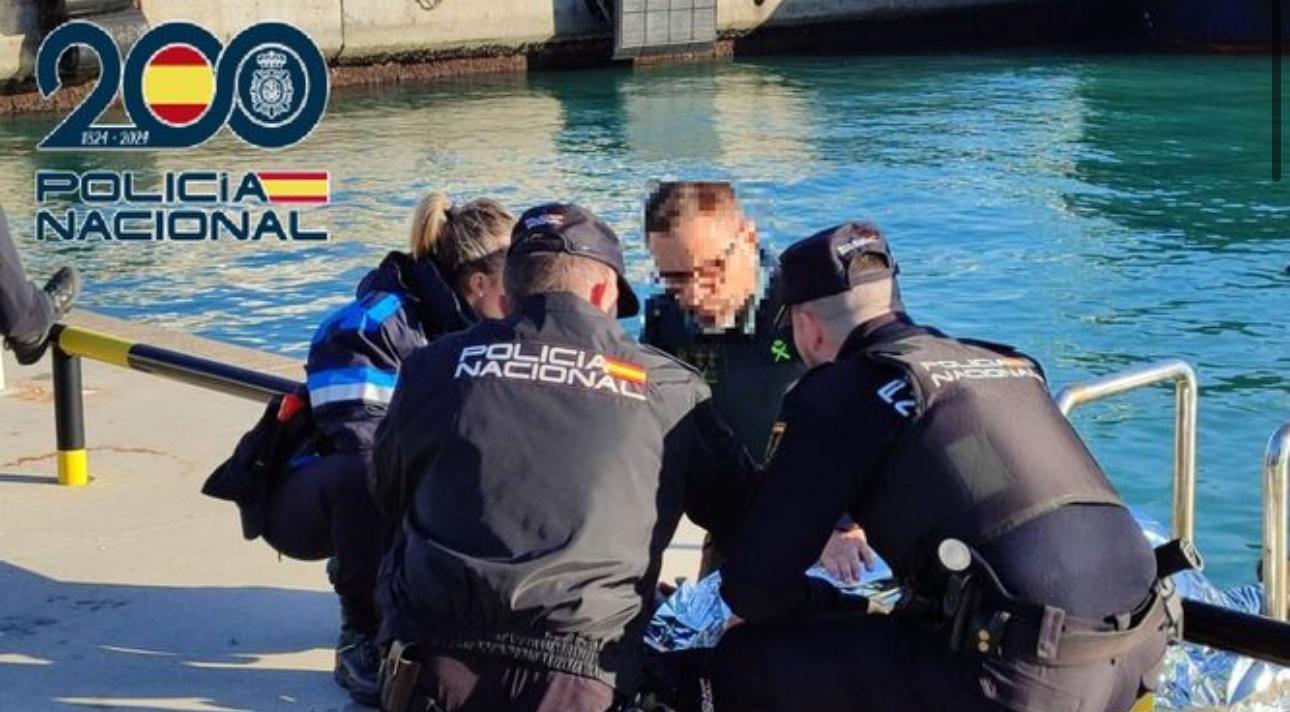 Policías salvan la vida a un hombre que cayó al agua tras una mala maniobra con el coche en Algeciras