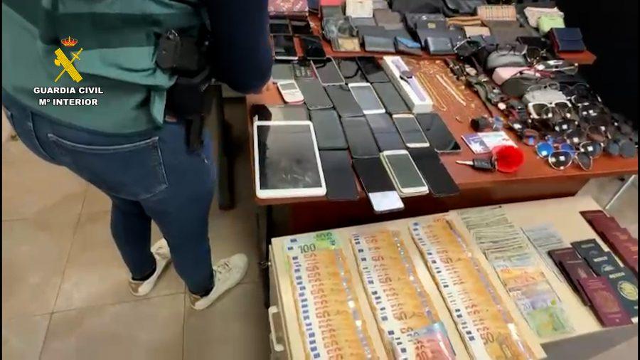 La Guardia Civil detiene a cinco personas especializadas hurtos y estafas a personas mayores en Valencia