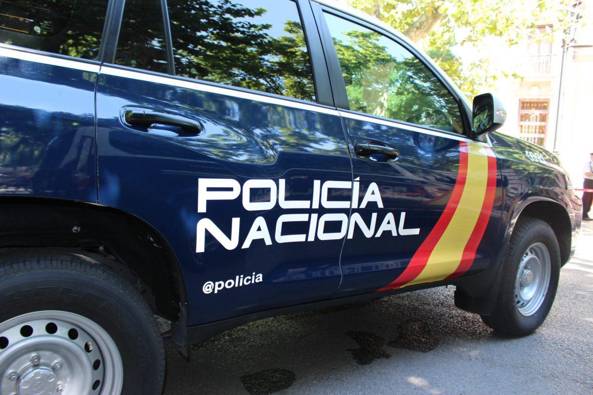Cárcel para un joven marroquí que apuñaló en la cara y ojos a su amigo por hablar con su novia por teléfono y golpeo a varios policías