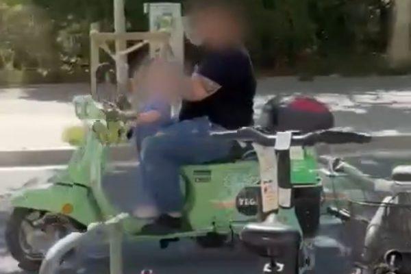 Detenido un hombre por circular en Barcelona con su hija llevando la moto sin casco y él mirando el móvil