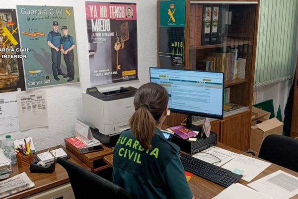Detenido por agredir e insultar a su pareja mientras que ella realizaba un directo en redes sociales Guardia_civil-Valladolid-h50