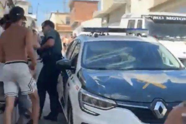 Una horda de salvajes destroza un coche de la Guardia Civil al contar el suministro de luz para evitar las plantaciones de marihuana
