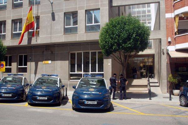Un joven de 21 años insulta y ataca a los policías que prestan seguridad en una comisaría de Madrid