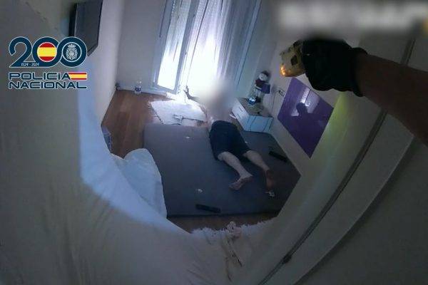 Radiopatrullas de la Policía Nacional salvan a una mujer agredida por su expareja que se había atrincherado en la vivienda