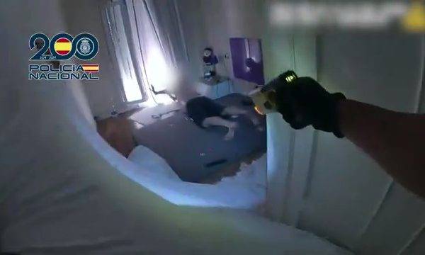 La Policía Nacional rescata a una mujer que estaba siendo agredida en su domicilio por su expareja