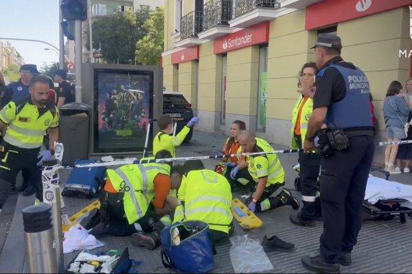 Atropello múltiple en Madrid de un coche patrulla en servicio de emergencia al cruzarse otro vehículo y dar un “volantazo”