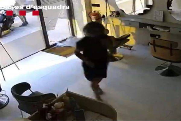 Mossos d’Esquadra detienen a un hombre que empotraba motos en establecimientos comerciales de Barcelona para robar en el interior