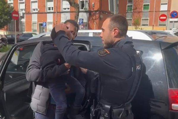 El padre de Samba exige al Ministerio del Interior que se premie a todos los policías nacionales que intervinieron para salvar a su hijo en Puente de Vallecas.