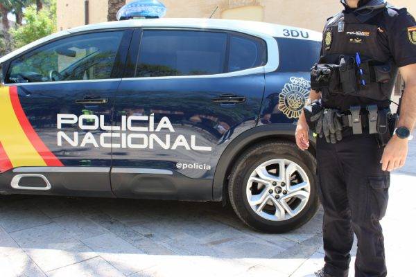 La Policía Nacional salva la vida a un hombre que se lanzó al río para evitar ser detenido