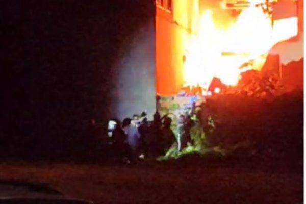 Vídeos| Policías heridos tras salvar la vida de varias personas en el incendio de Santander poniendo en grave peligro la suya