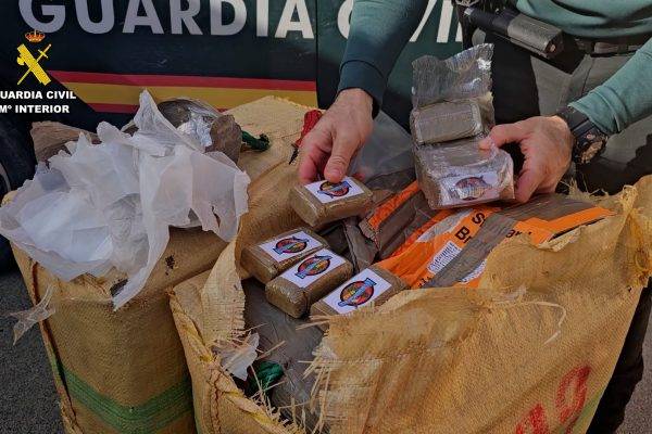 Guardia Civil impide el desembarco de una tonelada de hachís en la costa de El Ejido (Almería)