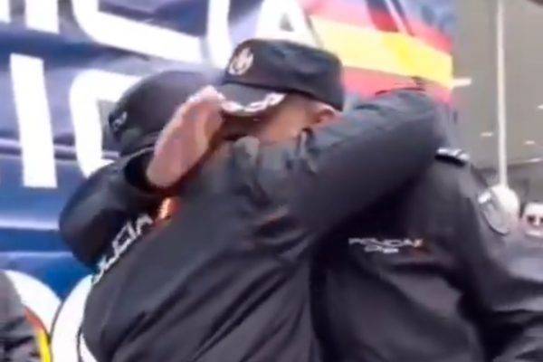 Vídeo| El inspector Fran es recibido como un héroe en su comisaría de Algeciras tras recuperarse de las graves lesiones que le causaron los narcos