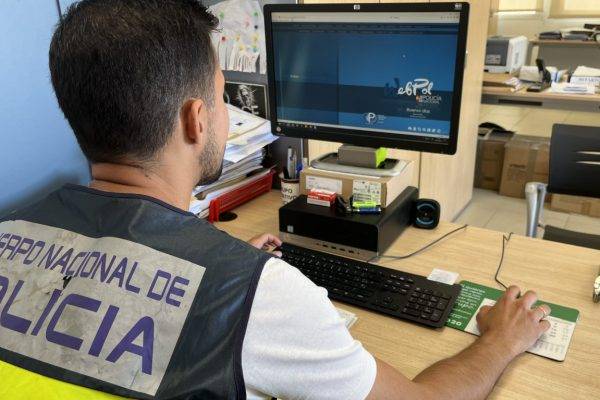 Dos policías de la Oficina de Denuncias de Moratalaz acaban su servicio y siguen buscando a un joven desparecido hasta encontrarlo