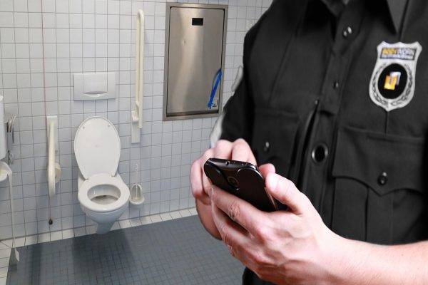 La insólita práctica de defecar en comisaría para ahorrar papel higiénico y agua: ¿Es posible?