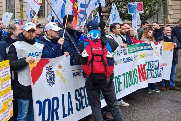 Policías y guardias civiles se concentran y claman contra el Gobierno por el traspaso de competencias de inmigración a Cataluña