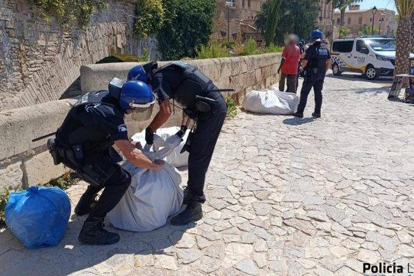 Un mantero subsahariano agrede a una policía local de Palma tras requisarle unas camisetas falsificadas