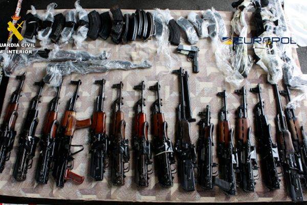 Desarticulada una organización transnacional de tráfico de armas de guerra procedente de los Balcanes