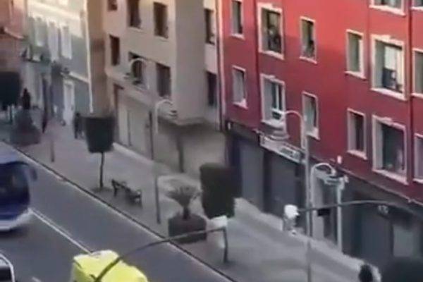 Un hombre armado con un cuchillo desata el caos en el centro de Bilbao hasta que decenas de policías consiguen detenerlo