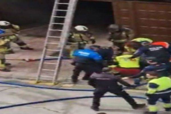 Un choque entre vehículos híbridos como principal causa del gran incendio en Alcorcón donde murieron dos bomberos